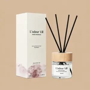 A L'odeur Vill Vanilla reed diffuser set alongside its minimalist white and dusty pink gift box.